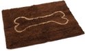 Bruine mat met een beige botvormig patroon, op witte achtergrond.