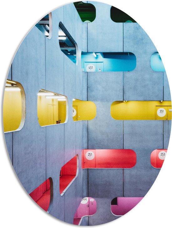 PVC Schuimplaat Ovaal - Uitzicht op Gekleurde Verdiepingen van Hotel - 72x96 cm Foto op Ovaal (Met Ophangsysteem)