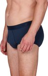 Donkerblauwe Ten Cate slip met donkerblauwe tailleband met logo, gedragen door een man.