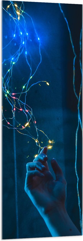 Acrylglas - Hand met Blauwe Elektriciteitsdraden - 50x150 cm Foto op Acrylglas (Wanddecoratie op Acrylaat)