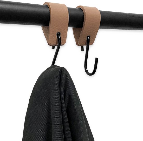 Bruine leren lussen met zwarte haken, waaraan een schaar en een grijze handdoek hangen.