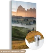 MuchoWow® Glasschilderij 80x120 cm - Schilderij acrylglas - Berg - Mist - Landschap - Foto op glas - Schilderijen