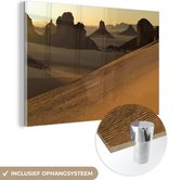 MuchoWow® Glasschilderij 90x60 cm - Schilderij acrylglas - Zonsondergang in het Nationaal park Tassil n'Ajjer - Foto op glas - Schilderijen