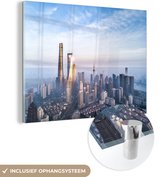 MuchoWow® Glasschilderij 80x60 cm - Schilderij acrylglas - Mist hangt over de Chinese stad Shanghai - Foto op glas - Schilderijen