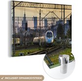 MuchoWow® Glasschilderij 30x20 cm - Schilderij acrylglas - Een trein in Warschau - Foto op glas - Schilderijen