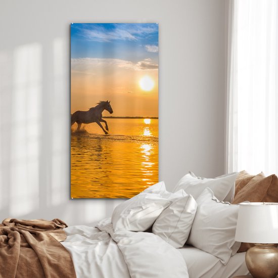 ® Glasschilderij 60x120 cm - Schilderij acrylglas - Kudde paarden galoppeert in Camargue in de zonsondergang - Foto op glas - Muurdecoratie woonkamer - Wanddecoratie slaapkamer - Schilderijen