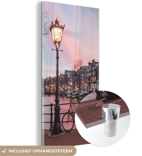 ® Glasschilderij 60x120 cm - Schilderij acrylglas - Amsterdam in de schemering - Foto op glas - Muurdecoratie woonkamer - Wanddecoratie slaapkamer - Schilderijen