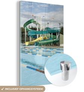 MuchoWow® Glasschilderij 60x90 cm - Schilderij acrylglas - Verlaten zwembad - Foto op glas - Schilderijen