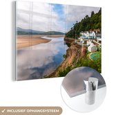 MuchoWow® Glasschilderij 90x60 cm - Schilderij acrylglas - Kustdorp Portmeirion, Gwynedd, bij water met reflectie, Wales, VK - Foto op glas - Schilderijen