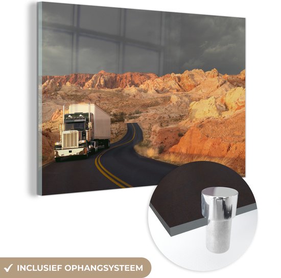 MuchoWow® Glasschilderij 90x60 cm - Schilderij acrylglas - Vrachtwagen rijdt in een schitterende omgeving - Foto op glas - Schilderijen