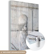 MuchoWow® Glasschilderij 90x120 cm - Schilderij acrylglas - Een oude krijger van het Perzische Rijk gegraveerd in de muur - Foto op glas - Schilderijen