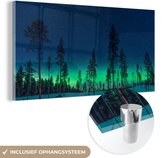 MuchoWow® Glasschilderij 80x40 cm - Schilderij acrylglas - Noorderlicht - Sneeuw - Bomen - Natuur - Groen - Foto op glas - Schilderijen