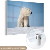 MuchoWow® Glasschilderij 120x80 cm - Schilderij acrylglas - IJsbeer - Sneeuw - Wit - Foto op glas - Schilderijen