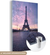 MuchoWow® Glasschilderij 80x120 cm - Schilderij acrylglas - De Eiffeltoren tegen een paarse lucht - Foto op glas - Schilderijen
