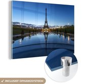 MuchoWow® Glasschilderij 60x40 cm - Schilderij acrylglas - De Eiffeltoren tijdens de schemering - Foto op glas - Schilderijen