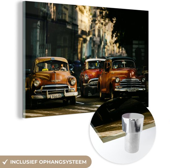 MuchoWow® Glasschilderij 180x120 cm - Schilderij acrylglas - Cuba - Cadillacs - Oldtimers - Klassieke auto's in ochtendlicht - Foto op glas - Schilderijen