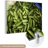 Les cornichons vert clair sont prêts à la vente. Plexiglas 90x60 cm - Tirage photo sur Glas (décoration murale en plexiglas)