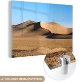 MuchoWow® Glasschilderij 120x80 cm - Schilderij acrylglas - Een grote zandduin in een woestijn - Foto op glas - Schilderijen