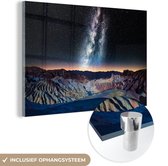 MuchoWow® Glasschilderij 120x80 cm - Schilderij acrylglas - Melkweg boven een berglandschap bij zonsondergang - Foto op glas - Schilderijen