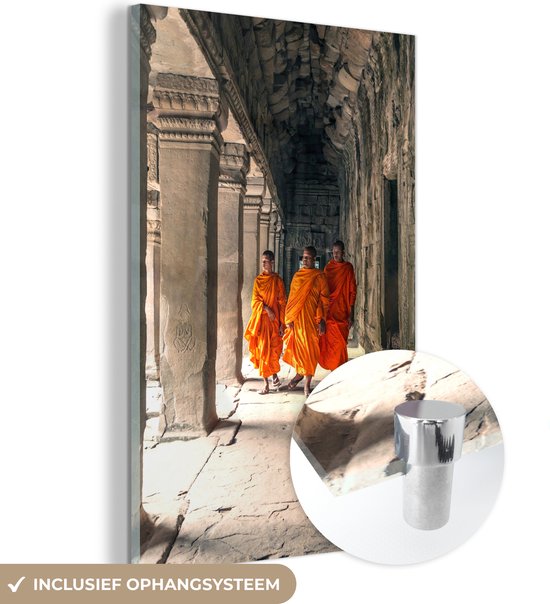 MuchoWow® Glasschilderij - Drie boeddhistische monniken binnen de tempel van Ta Prohm in Angkor Wat - 40x60 cm - Acrylglas Schilderijen - Foto op Glas