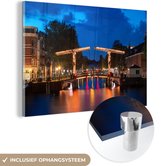 MuchoWow® Glasschilderij 60x40 cm - Schilderij acrylglas - Amsterdam - Brug - Nacht - Foto op glas - Schilderijen