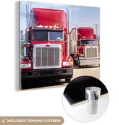 MuchoWow® Glasschilderij 20x20 cm - Schilderij acrylglas - Vrachtwagens - Rood - Weg - Foto op glas - Schilderijen
