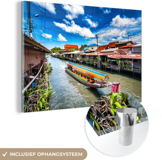 MuchoWow® Glasschilderij 120x80 cm - Schilderij acrylglas - Boot in een rivier bij de drijvende markt in Thailand - Foto op glas - Schilderijen