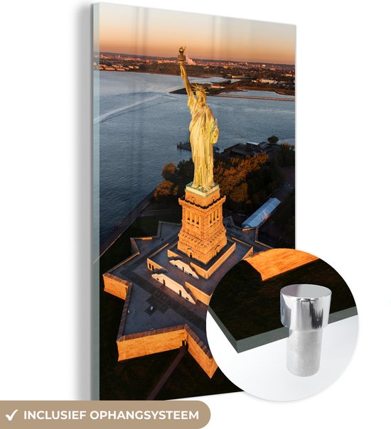 MuchoWow® Glasschilderij 20x30 cm - Schilderij acrylglas - Vrijheidsbeeld bij Liberty Island in de Verenigde Staten bij zonsopgang - Foto op glas - Schilderijen