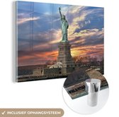 MuchoWow® Glasschilderij 180x120 cm - Schilderij acrylglas - Vrijheidsbeeld bij een zonsopkomst Bij New York in de VS - Foto op glas - Schilderijen