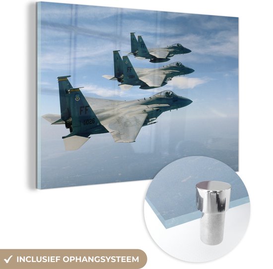 MuchoWow® Glasschilderij 90x60 cm - Schilderij acrylglas - Drie militaire vliegtuigen in de lucht - Foto op glas - Schilderijen