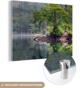MuchoWow® Glasschilderij 80x60 cm - Schilderij acrylglas - Bos aan een meer - Foto op glas - Schilderijen