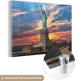 MuchoWow® Glasschilderij 60x40 cm - Schilderij acrylglas - Vrijheidsbeeld in New York tijdens zonsondergang - Foto op glas - Schilderijen