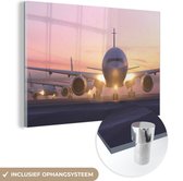 MuchoWow® Glasschilderij 150x100 cm - Schilderij acrylglas - Mooie zonnestralen langs het vliegtuig - Foto op glas - Schilderijen