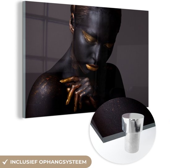 MuchoWow® Glasschilderij 150x100 cm - Schilderij acrylglas - Vrouw met gouden accenten tegen een zwarte achtergrond - Foto op glas - Schilderijen