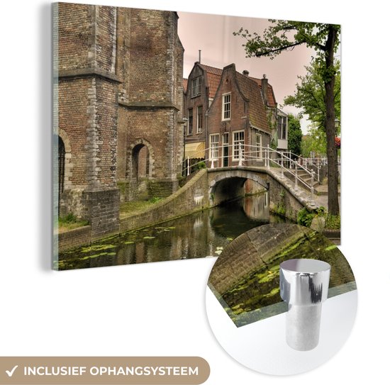 MuchoWow® Glasschilderij 150x100 cm - Schilderij acrylglas - Brug - Water - Delft - Foto op glas - Schilderijen