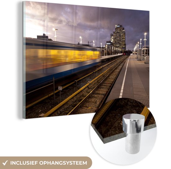 MuchoWow® Peinture sur Verre - Station de Métro avec Chemins de Fer à Amsterdam Néerlandais - 150x100 cm - Peintures sur Verre Peintures - Photo sur Glas