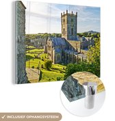 MuchoWow® Glasschilderij 160x120 cm - Schilderij acrylglas - St. David's kathedraal vanaf Wales Coast Path in Pembrokeshire - Foto op glas - Schilderijen