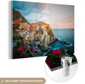 MuchoWow® Glasschilderij 90x60 cm - Schilderij acrylglas - De authentieke huisjes op de berg en het blauwe water van Cinque Terre - Foto op glas - Schilderijen