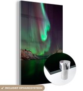 MuchoWow® Glasschilderij 40x60 cm - Schilderij acrylglas - Noorderlicht - Berg - Noorwegen - Foto op glas - Schilderijen