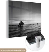 MuchoWow® Glasschilderij 20x20 cm - Schilderij acrylglas - Zonsondergang met zeilboten op het water van Boracay - zwart wit - Foto op glas - Schilderijen