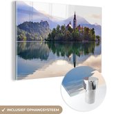 MuchoWow® Glasschilderij 150x100 cm - Schilderij acrylglas - Meer - Eiland - Slovenië - Foto op glas - Schilderijen