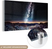 MuchoWow® Glasschilderij 80x40 cm - Schilderij acrylglas - Melkweg boven een berglandschap bij zonsondergang - Foto op glas - Schilderijen