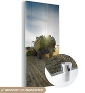 MuchoWow® Glasschilderij 20x40 cm - Schilderij acrylglas - Landbouwmachine op een maïsveld - Foto op glas - Schilderijen
