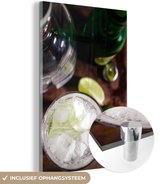 MuchoWow® Glasschilderij 60x90 cm - Schilderij acrylglas - Gin tonic gemixt met ijs en limoen - Foto op glas - Schilderijen