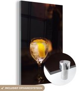 MuchoWow® Glasschilderij 40x60 cm - Schilderij acrylglas - Een Gin tonic met een citroentje - Foto op glas - Schilderijen