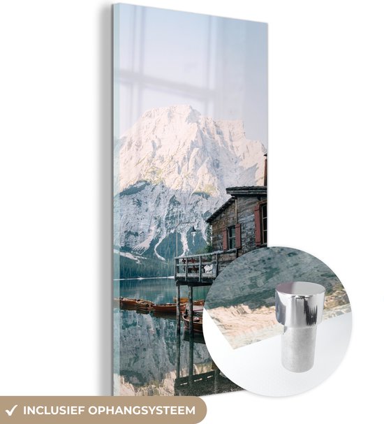 MuchoWow® Glasschilderij 20x40 cm - Schilderij acrylglas - Besneeuwde bergen bij het meer Lago di Braies - Foto op glas - Schilderijen