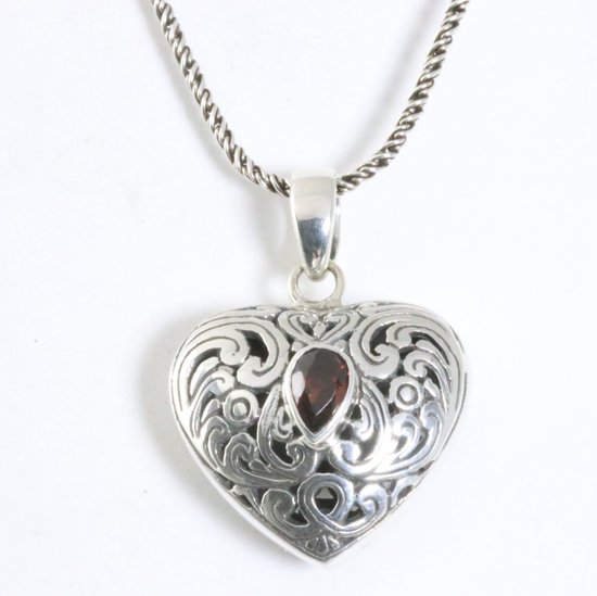 Traditionele hartvormige zilveren hanger met granaat aan ketting