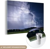 MuchoWow® Glasschilderij 150x100 cm - Schilderij acrylglas - De blikseminslag tijdens een storm - Foto op glas - Schilderijen