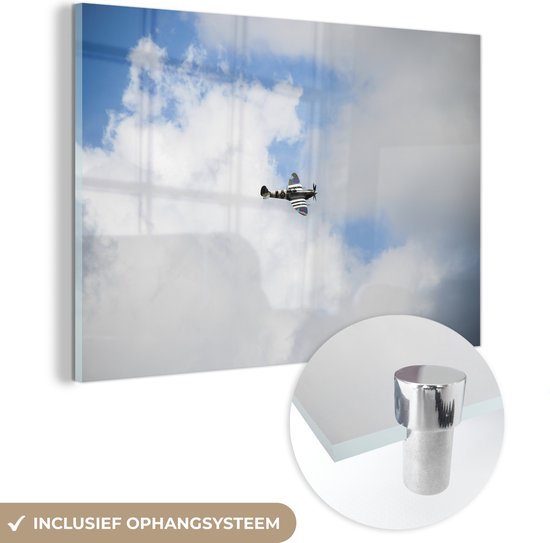 MuchoWow® Glasschilderij 150x100 cm - Schilderij acrylglas - Spitfire vliegtuig bij een wolkenlucht - Foto op glas - Schilderijen