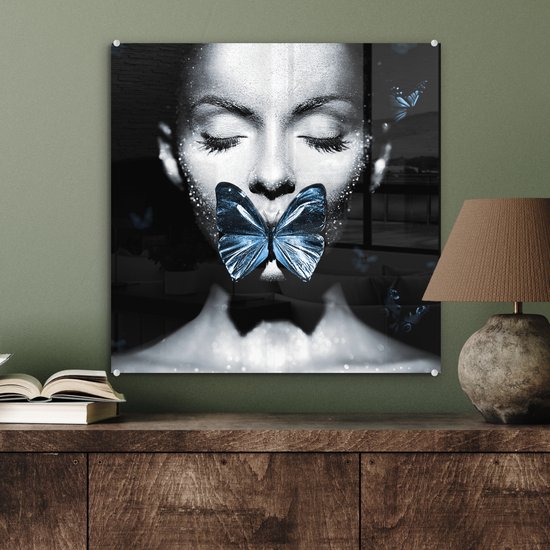MuchoWow® Peinture sur verre 50x50 cm - Peinture sur verre acrylique - Femme - Papillon - Zwart - Wit - Photo sur verre - Décoration murale salon - Décoration murale chambre - Peintures
